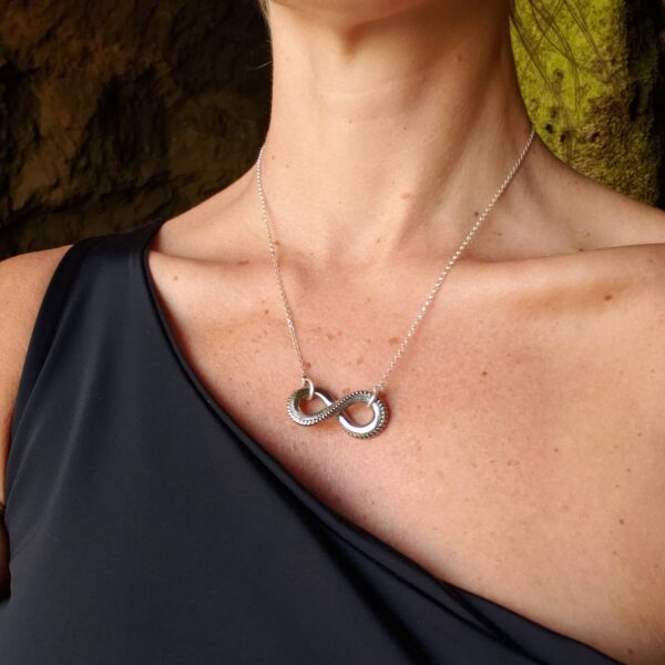 Collar Serpiente Cósmica